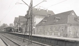 Dworzec w Grodzisku Mazowieckim, widok z peronu, kwiecień 1980. Fot....
